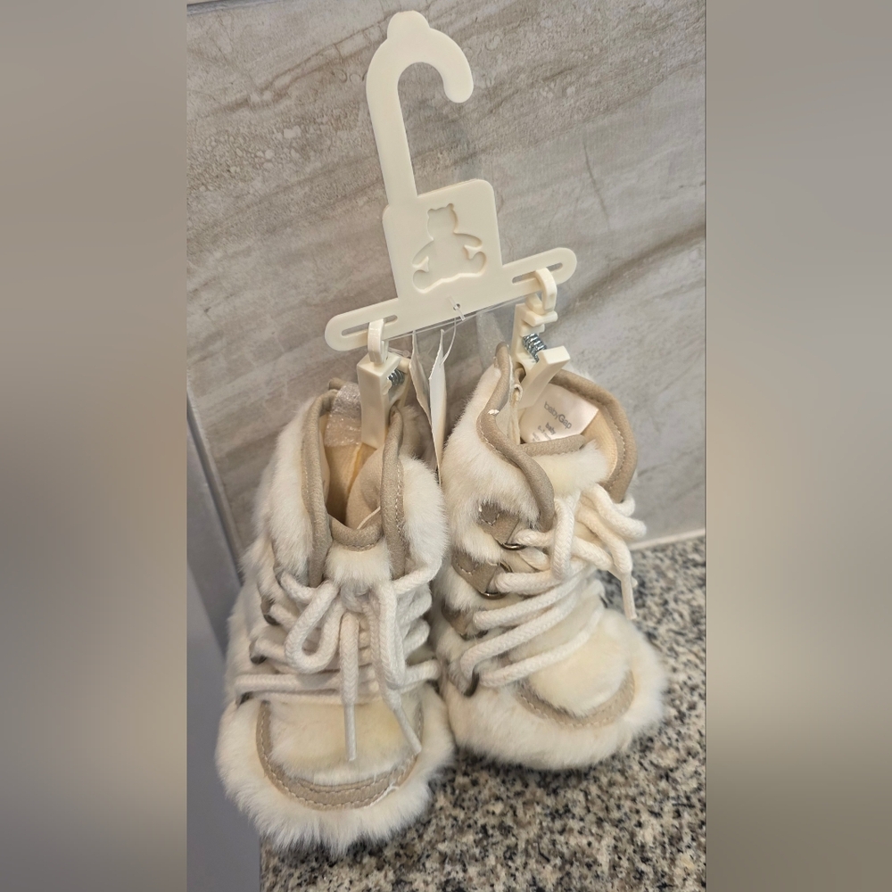 NWT Baby GAP Girl's Faux Fur Boots Booties Holiday Winter Size 0-3 Months